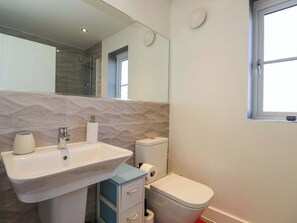 Cottage | Bathroom | Shower - Swallows Nest (Cheltenham)