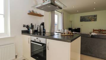 Cottage | Private kitchen | Dishwasher, cookware/dishes/utensils
