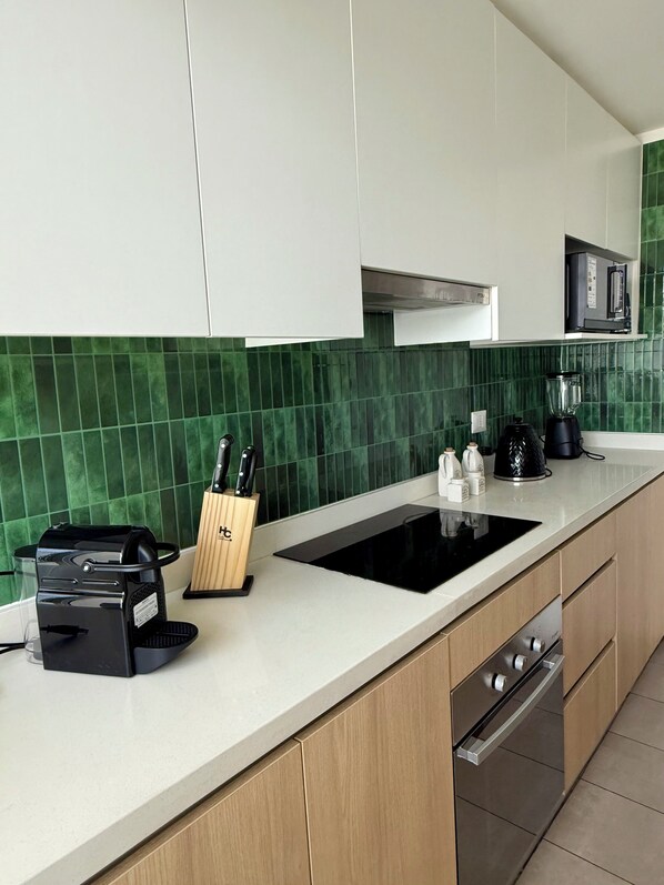 Kühlschrank, Mikrowelle, Ofen, Herdplatte