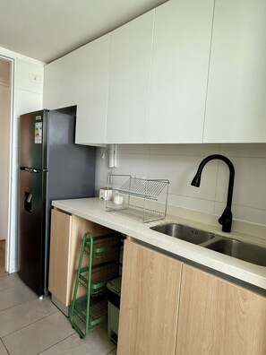 Réfrigérateur, four à micro-ondes, un four, surface de cuisson