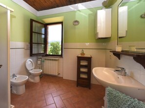 Een douche, een haardroger, handdoeken