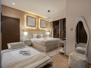 2 slaapkamers, een bureau, een strijkplank/strijkijzer, reisbedje