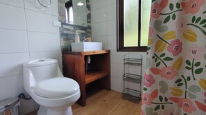 Familienhaus, Terrasse, Gartenblick | Badezimmer