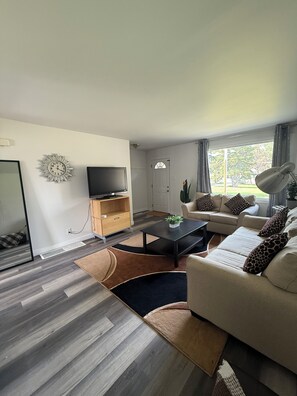 Living area - Cozy 2BR/1BA Townhome Near Downtown – Comfort & Convenience Await! (Calgary)