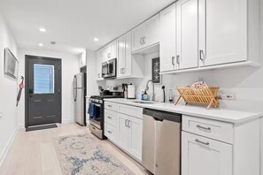 Private kitchen - District Den - Walk Score 99 + Private Parking (Washington)