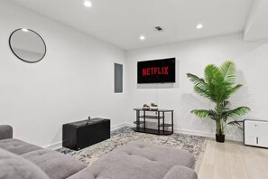 Living area - District Den - Walk Score 99 + Private Parking (Washington)