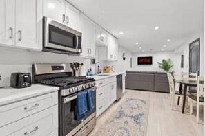 Private kitchen - District Den - Walk Score 99 + Private Parking (Washington)