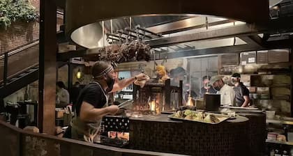 District Den - Walk Score 99 + Private Parking