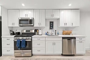 Private kitchen - District Den - Walk Score 99 + Private Parking (Washington)