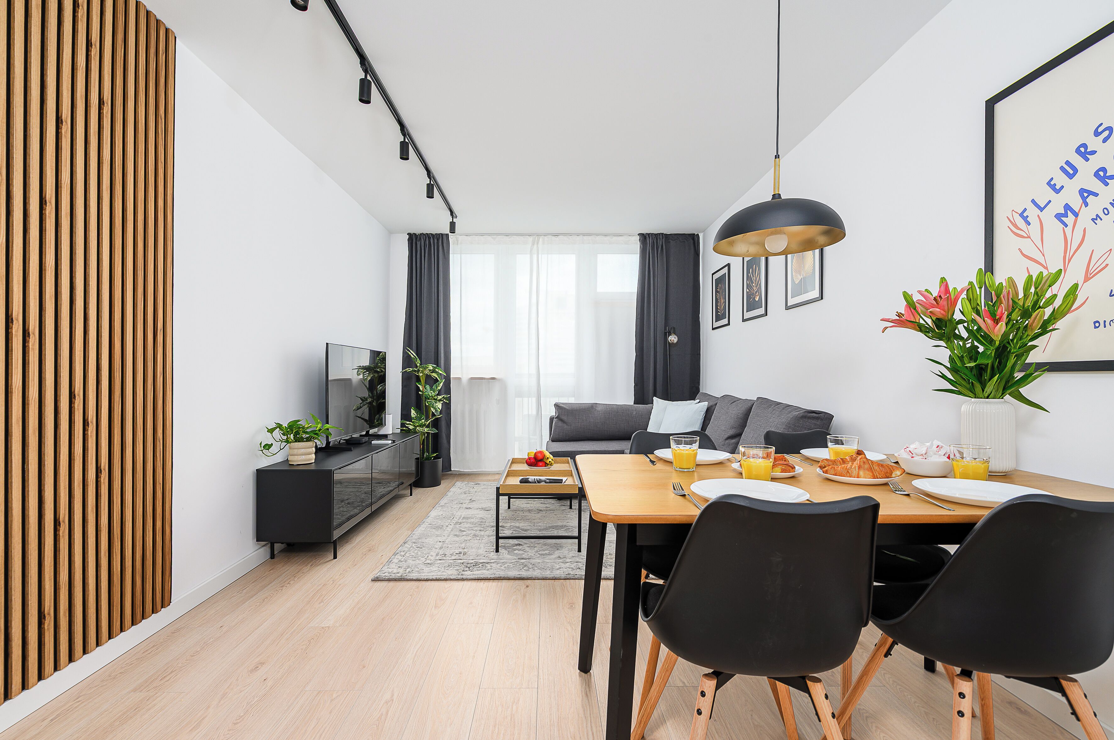 تلفزيون بشاشة مسطحة بحجم 50-سم يعرض قنوات تلفزيونية باشتراك مدفوع