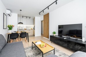 50-cm flat-screen TV with cable channels - P&O Apartments Waliców 2 (Warsaw)