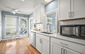 Casa, varias camas, patio, vista al campo de golf (30 Fairway Club) | Cocina privada