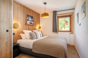 3 bedrooms, iron/ironing board, internet, bed sheets