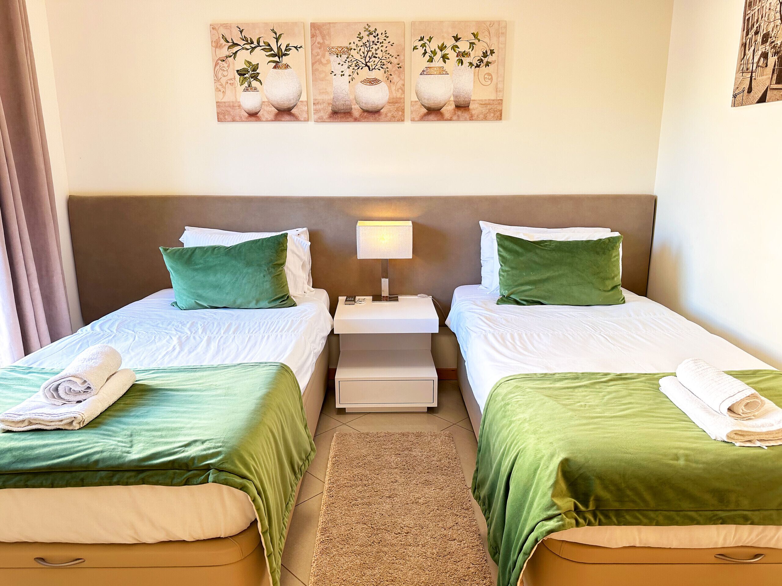 2 soverom, safe på rommet, strykejern/-brett og reiseseng for barn