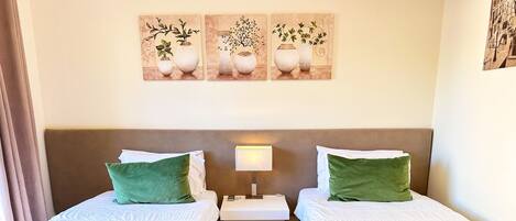 2 chambres, coffre-fort, fer et planche à repasser, lit de bébé portatif