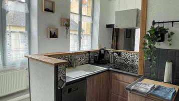 Een koelkast, een microgolfoven, een oven, een vaatwasser