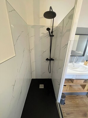 Shower, hair dryer, towels - Centre historique • 6 pers • Tout à pied (Paray-le-Monial)