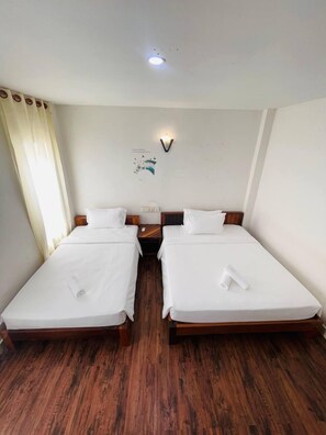 Basic Twin Room | Desk, free WiFi