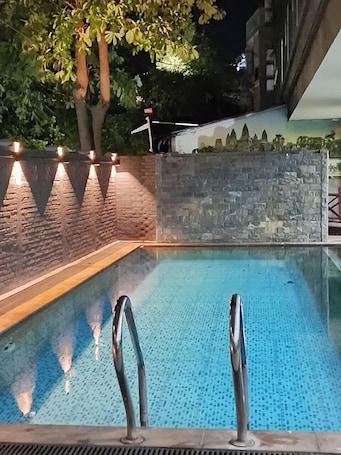 Una piscina al aire libre