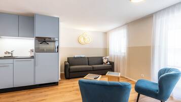 Comfort-Apartment, Küche, Bergblick | Wohnbereich