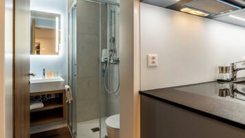 Comfort Condo, Kitchen, Mountain View | Bathroom | Shower, hair dryer, towels, soap