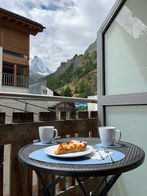 Comfort Condo, Kitchen, Mountain View | Terrace/patio