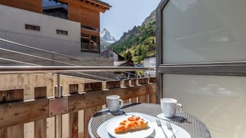 Comfort-Apartment, Küche, Bergblick | Terrasse/Patio