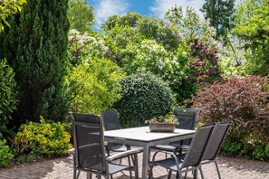 Outdoor dining - Cottage 'Haus Am See' with Private Terrace, Private Garden and Wi-Fi (Witzin)