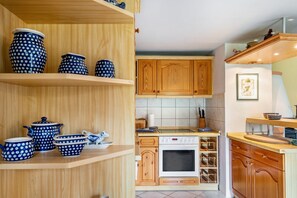 Fridge, oven, dishwasher, coffee/tea maker - Cottage 'Haus Am See' with Private Terrace, Private Garden and Wi-Fi (Witzin)