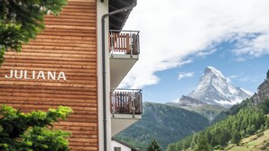 A wooden building named JULIANA with a balcony, overlooking a mountain and a clear sky. - Alpin Bijou bei der Bergbahn (Zermatt)