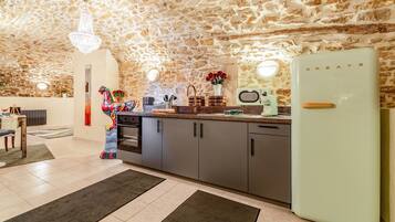 Een koelkast, een magnetron, een oven, een kookplaat