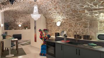 Kjøleskap, mikrobølgeovn, ovn og kokeplater