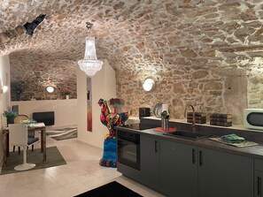 Réfrigérateur, four à micro-ondes, un four, surface de cuisson