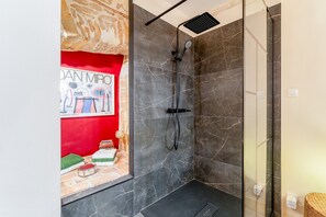 Douche, sèche-cheveux, serviettes fournies