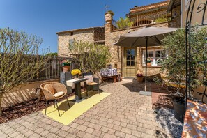 Outdoor dining - Gite Jaune – Paradise of Provence (Le Pin)