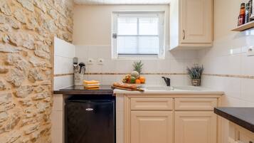 Fridge, microwave, stovetop, coffee/tea maker