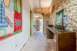 المنشأة من الداخل