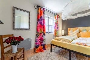 1 bedroom, iron/ironing board, WiFi, bed sheets - Gite Jaune – Paradise of Provence (Le Pin)