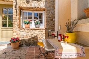 Outdoor dining - Gite Jaune – Paradise of Provence (Le Pin)