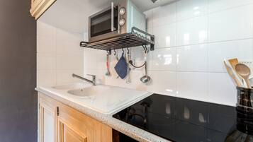 Fridge, microwave, stovetop, coffee/tea maker