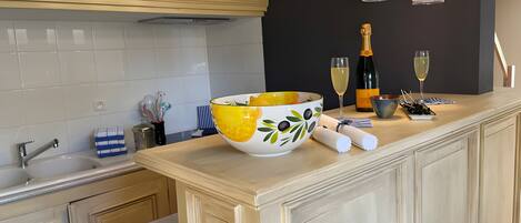 Kühlschrank, Mikrowelle, Herdplatte, Wasserkocher mit Kaffee-/Teezubehör