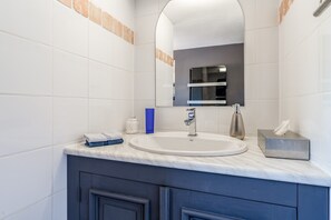 Douche, sèche-cheveux, serviettes fournies