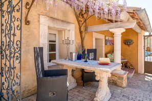 Outdoor dining - Gite Bleu - Paradise of Provence (Le Pin)