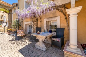 Outdoor dining - Gite Bleu - Paradise of Provence (Le Pin)