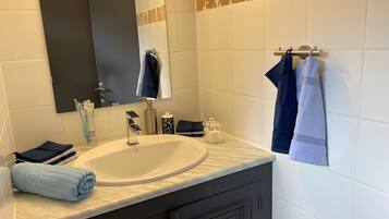 Shower, hair dryer, towels