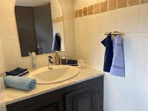 Dusj, hårføner og håndklær