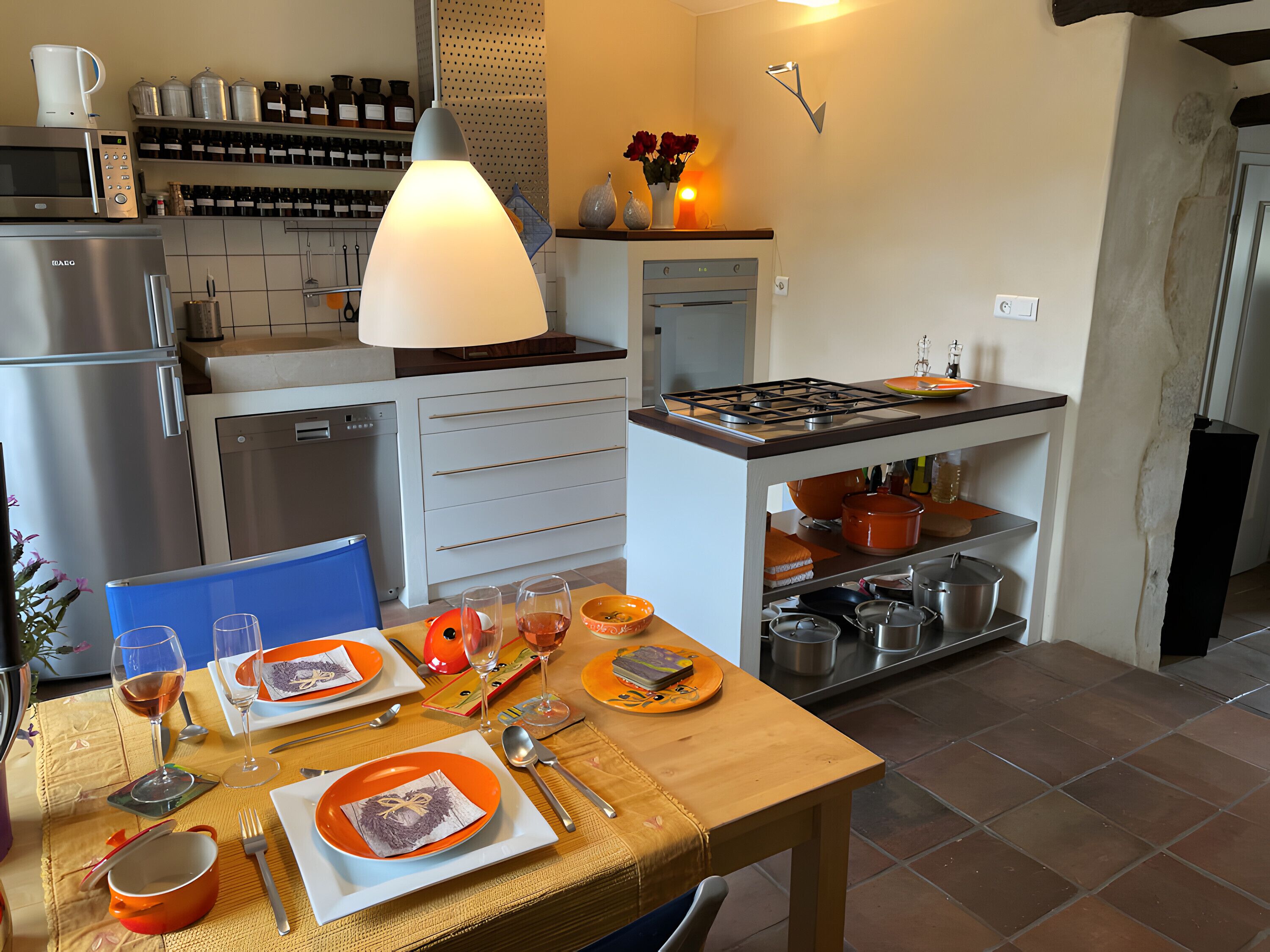 Réfrigérateur, micro-ondes, four, plaque de cuisson