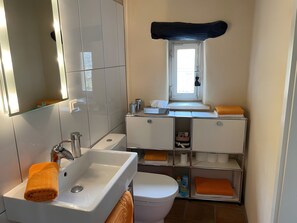 Dusche, Haartrockner, Handtücher