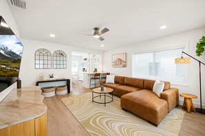 Smart TV, books, computer monitors - Luxury Retreat near Beach + Olas! Turf, Patio & Grill (Fort Lauderdale)