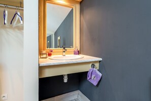 Regadera, secadora de cabello, toallas 